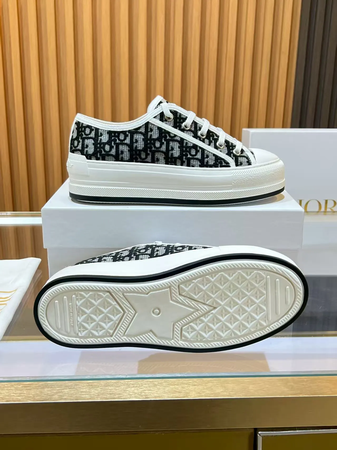 👟👟Ex-factory price 520👟👟 Walk‘n’Dior embroidered mid-top casual shoes are new in 2025. On the fashion stage, Dior embroidered shoes are the well-deserved protagonist. Delicate stitching is used on the upper, every stitch is devoted to the craftsman's efforts, and every thread is woven with artistic poetry. From complex floral patterns to smart geometric textures, embroidery is like the magic that gives shoes life, allowing them to show dynamic beauty even in static conditions.   Wearing Dior embroidered shoes feels like stepping into a dream world full of art. It is not only a pair of shoes, but also a walking piece of art that perfectly integrates fashion and culture. Whether you are strolling on the bustling city streets or attending important social occasions, Dior embroidered shoes can add unique charm to your style and become the focus of everyone's attention.   Choosing Dior embroidered shoes means choosing a persistent pursuit of quality and a unique understanding of fashion. Let it accompany you through every wonderful moment and leave your own fashion mark.  Material: Sheepskin lining, feet, silk cowhide, size 35-41, heel height 5cm